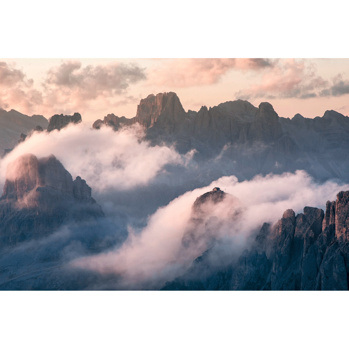 Rifugio Nuvolau con il Monte Lagazuoi sullo sfondo