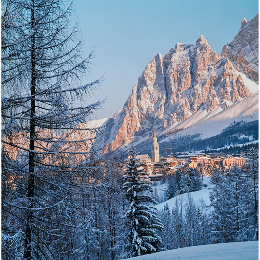 Panorama di Cortina d’Ampezzo con vista verso il Gruppo del Pomagagnon, caratteristico massiccio roccioso delle Dolomiti ampezzane.