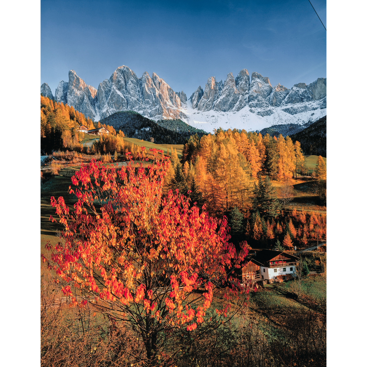 Panorama della Val di Funes con il Gruppo delle Odle, le caratteristiche cime rocciose delle Dolomiti che dominano il paesaggio alpino.