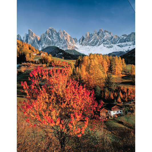 Panorama della Val di Funes con il Gruppo delle Odle, le caratteristiche cime rocciose delle Dolomiti che dominano il paesaggio alpino.